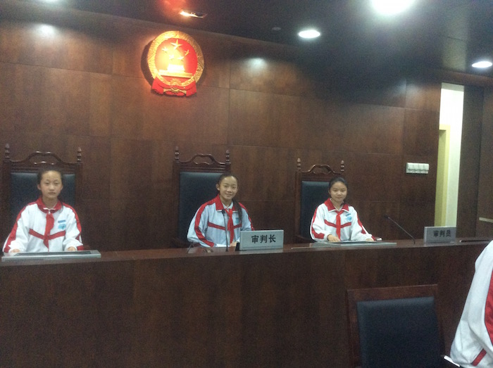 1同学们在真实法庭的模拟,显然兴奋多了.JPG