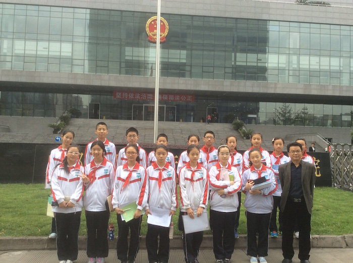 3我们在法院门前合影.JPG