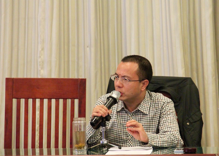 2张伟老师指导研讨 .jpg