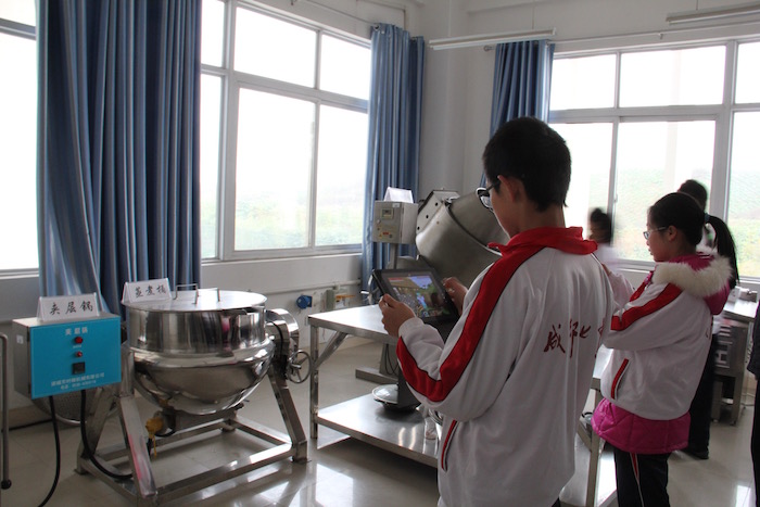3参观食品加工实验室.jpg