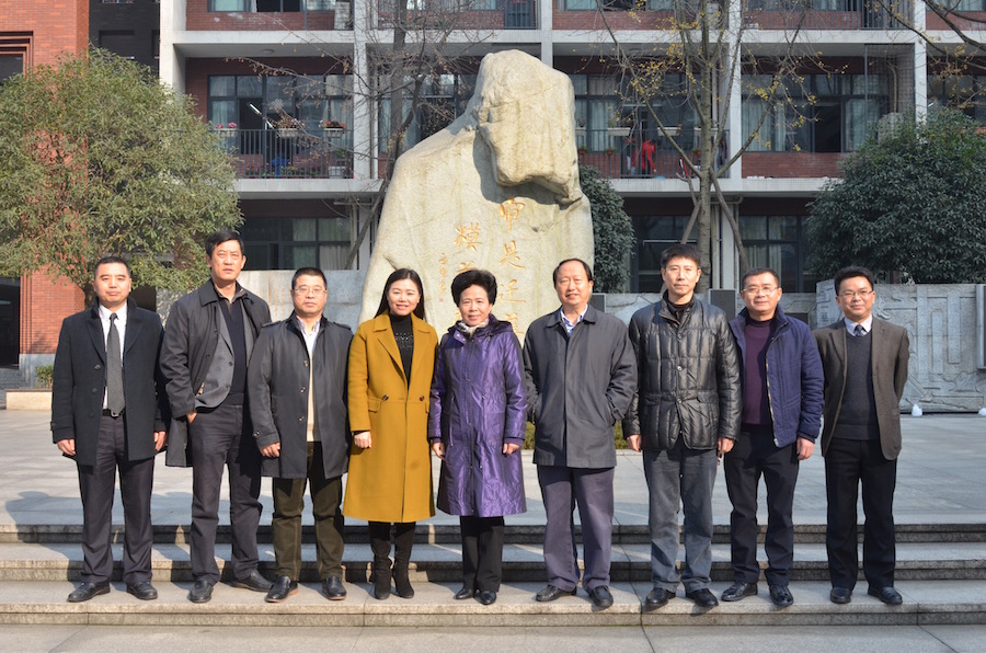 8 黄彦蓉副省长一行市区及我校领导合影 欧阳拍.jpg