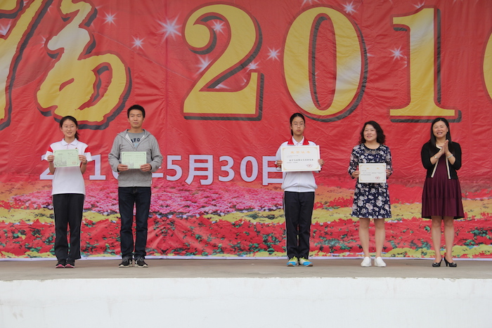 3李校长 为市、区优秀班集体颁奖.JPG