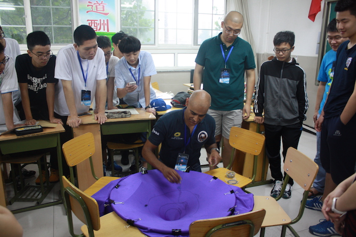 2 英国国家空间中心主任Anu显示演示地球引力.JPG