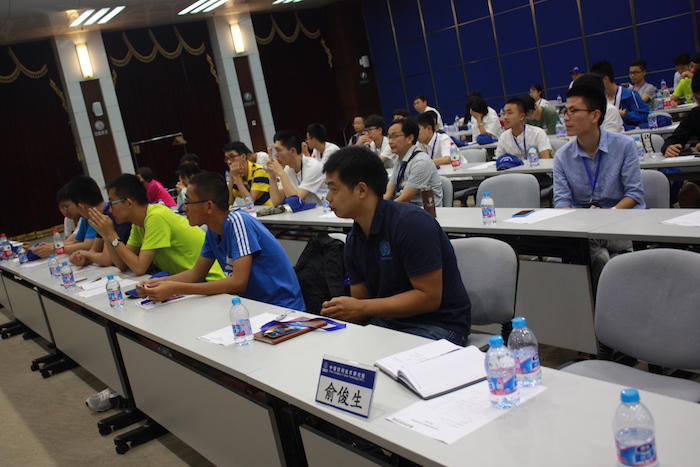 9 航天五院认真听讲.JPG