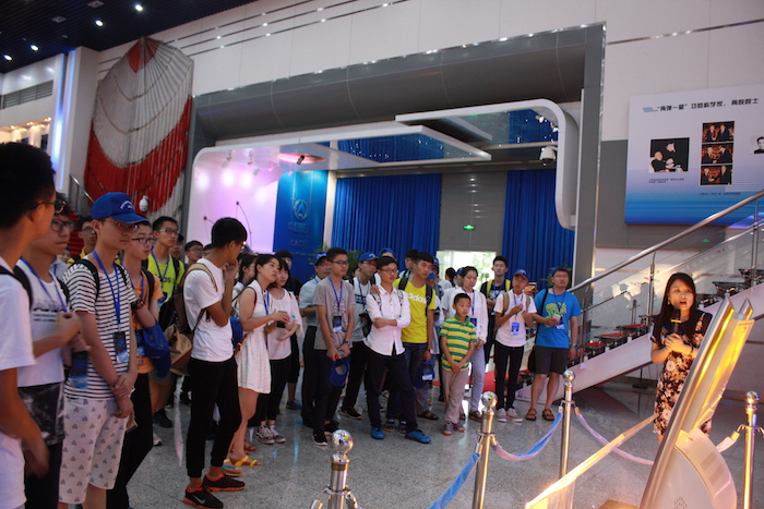 12 认真聆听讲解.JPG