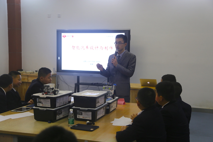 郭建老师授课《智能汽车设计与制作》.JPG