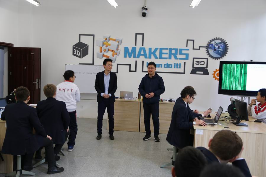 调整大小 1信息组夏小刚老师和刘丹老师授课.JPG