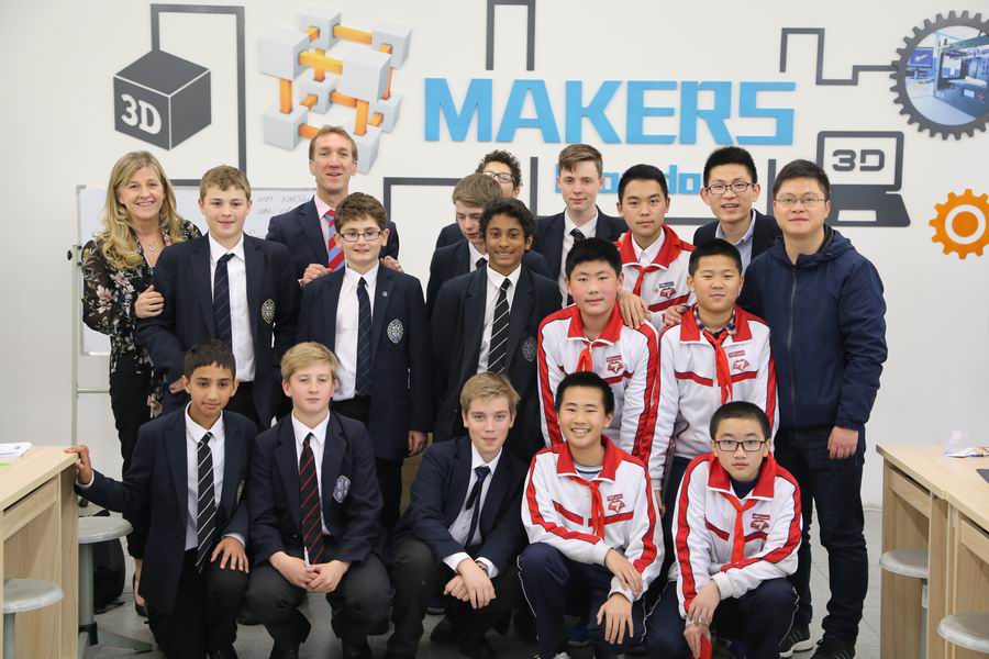 调整大小 7中英师生课后合影.JPG