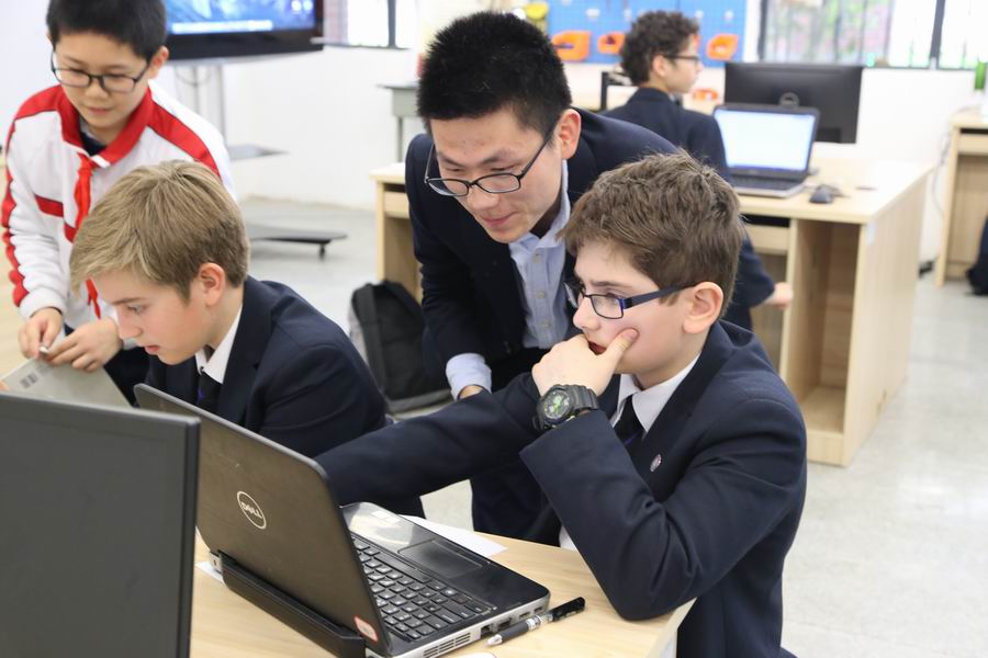 调整大小 6夏小刚老师观察学生设计.JPG