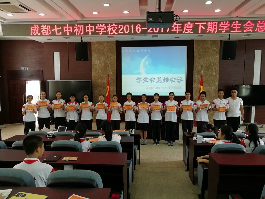 调整大小 7刘贡常老师和优秀同学合影.jpg