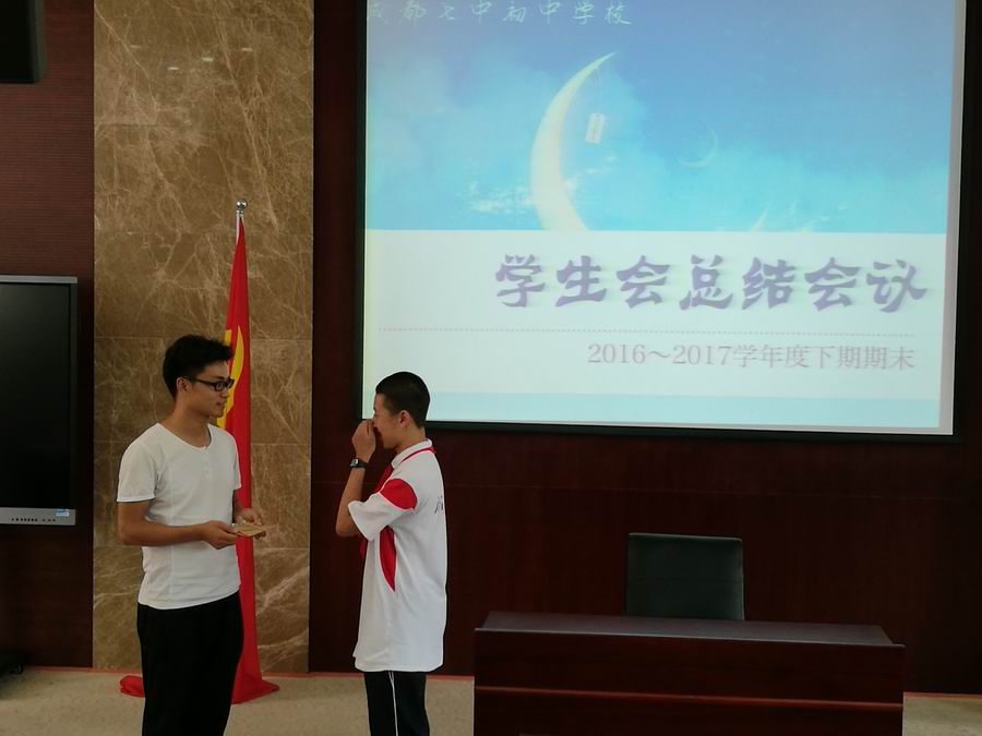 调整大小 8为表达对老师的感激学生代表鹿竣驰为刘老师献上集体书写的一封信.jpg