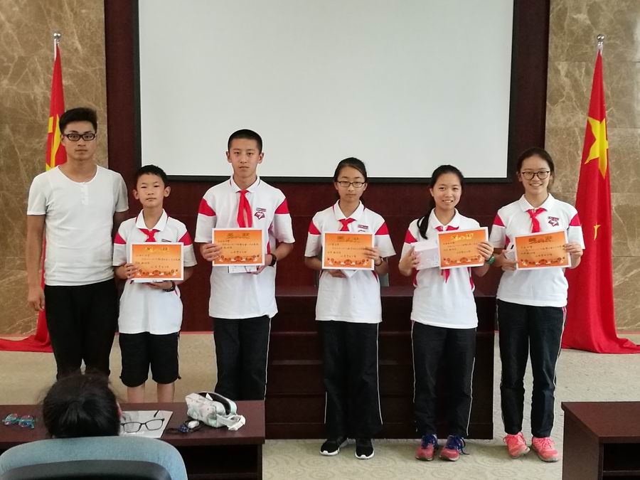 调整大小 5刘贡常老师和优秀学生干部合影.jpg