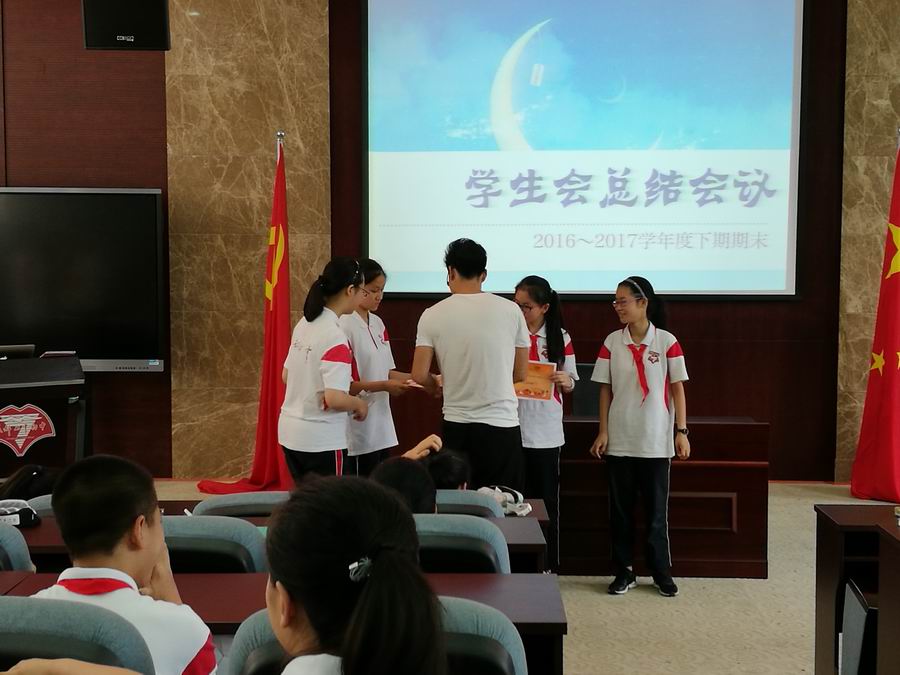 调整大小 刘贡常老师为优秀学生干部颁发奖状及奖品.jpg