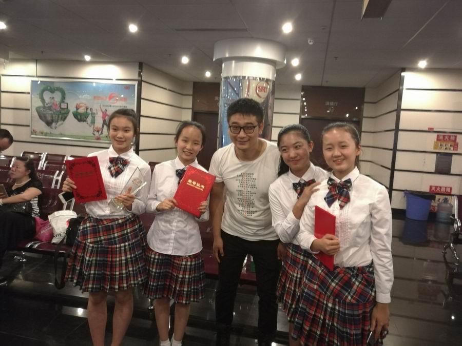 调整大小 4位孩子和评委老师的合影一.jpg