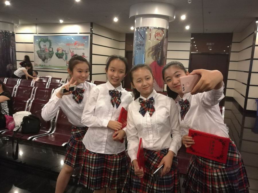 调整大小 小姑娘们自拍留影.jpg