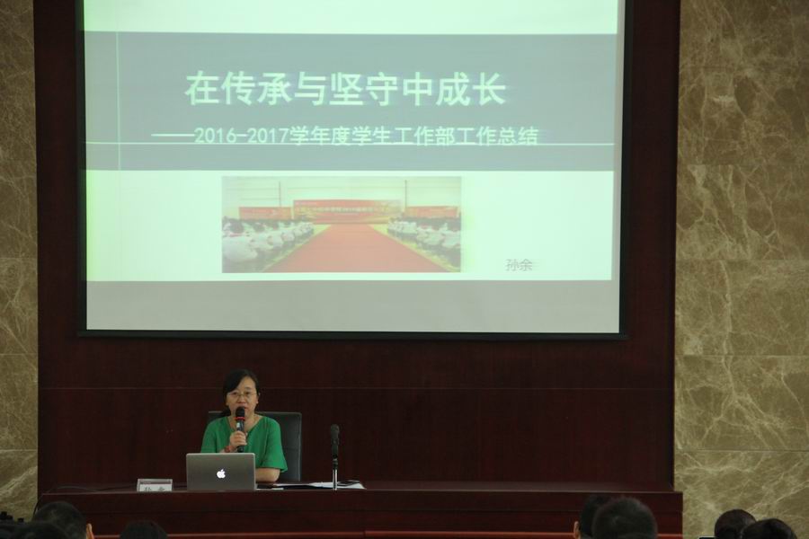 调整大小 6-孙余主任做年度德育工作总结汇报.JPG