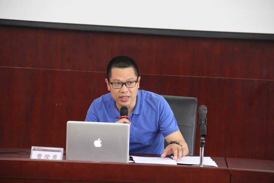 调整大小 3-曹登勇老师做德育专题发言.JPG