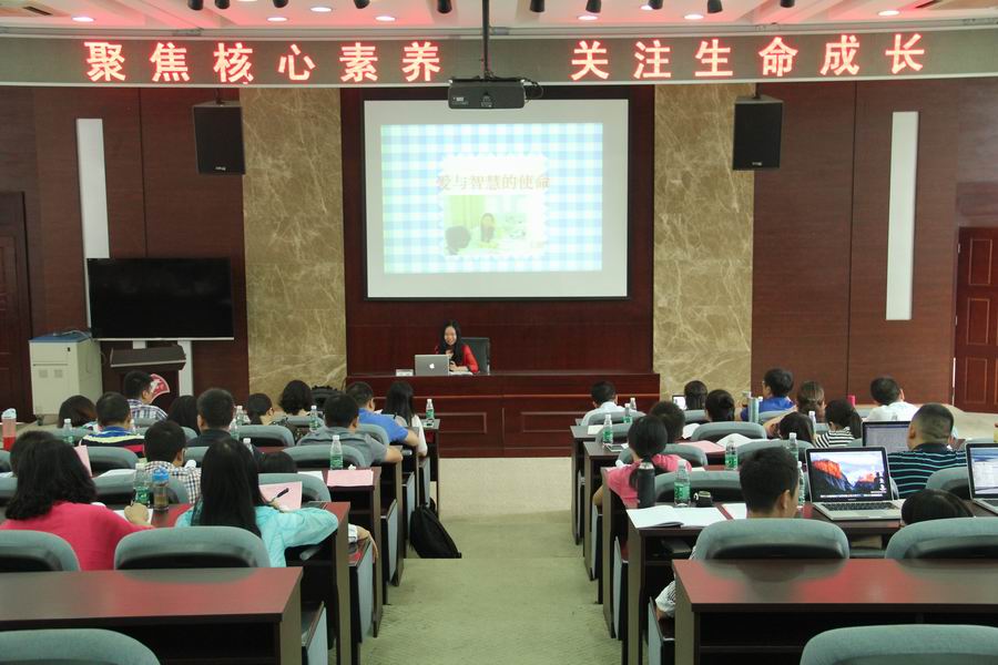 调整大小 4-王婷老师做德育专题发言.JPG