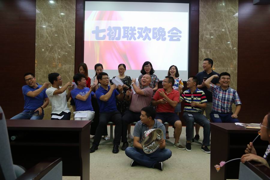 调整大小 11- 联欢晚会初一年级节目.JPG