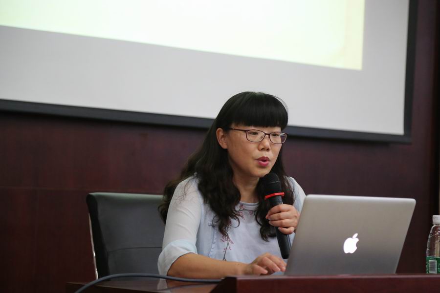 调整大小 16-初三年级组长缪辉辉老师代表年级汇报发言.JPG