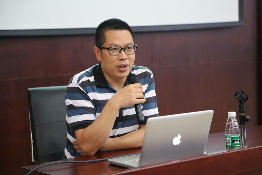 调整大小 18-初一年级组长曹登勇老师代表年级汇报发言.JPG