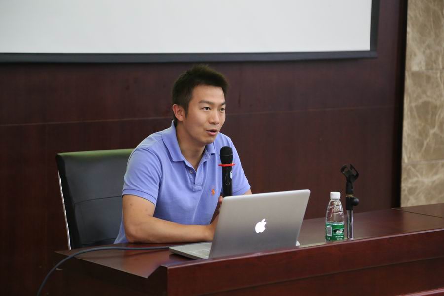 调整大小 17-初二年级组长何明老师代表年级汇报发言.JPG