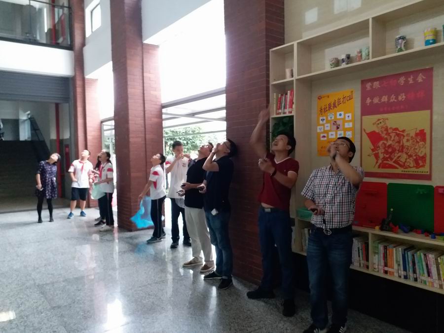 调整大小 图6:老师们认真评比.jpg