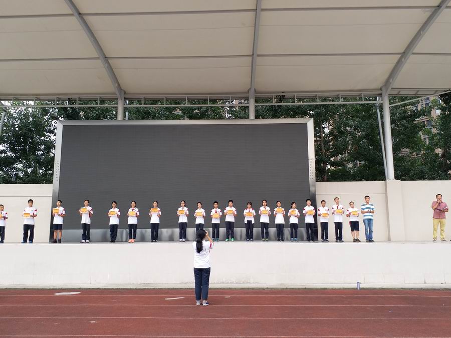 调整大小 图7:学校科技总辅导员郑长宏老师为获奖选手颁奖.jpg