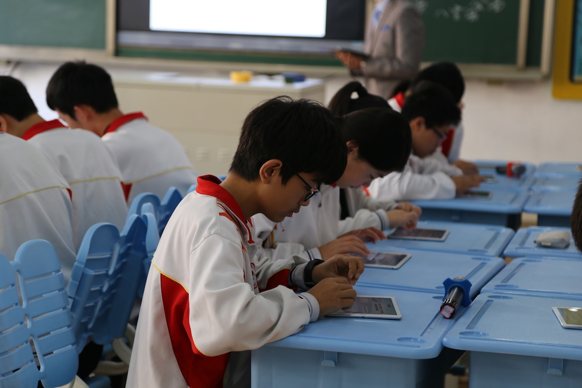 2.学生在在iPad上学习.JPG