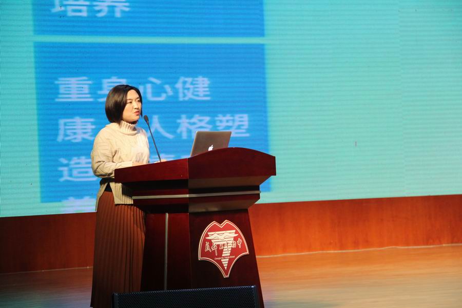 调整大小 6-七中育才学校涂静老师做德育专题发言.JPG
