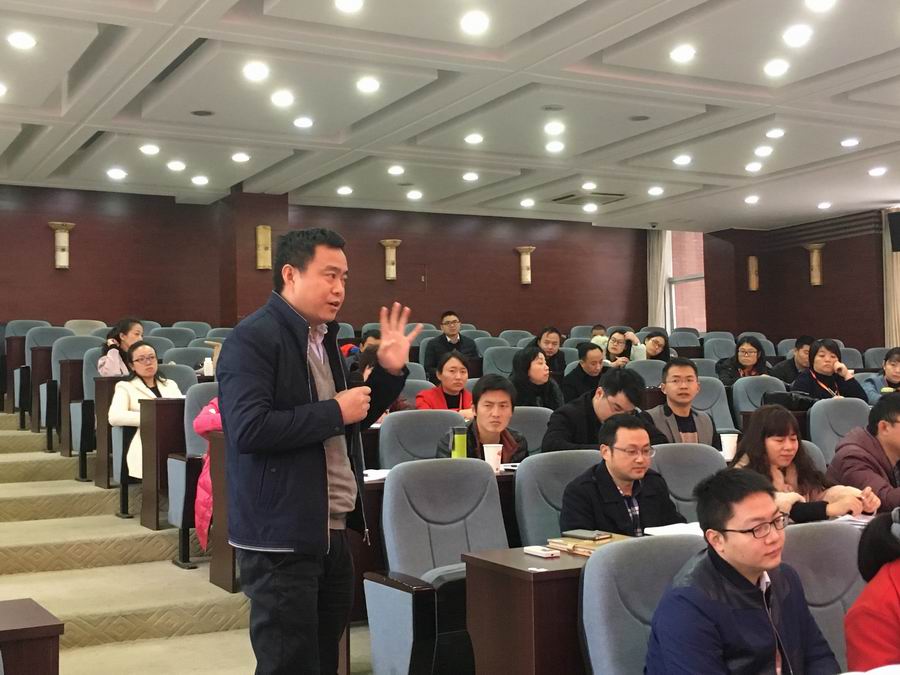 调整大小 3-家校共育— 与会者与专家探讨.JPG