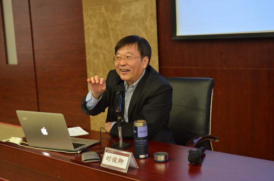 调整大小 3时教授分享观点.JPG