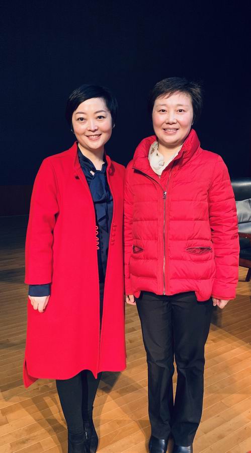 调整大小 图3 心理中心黄李佳老师和专家合影.jpg