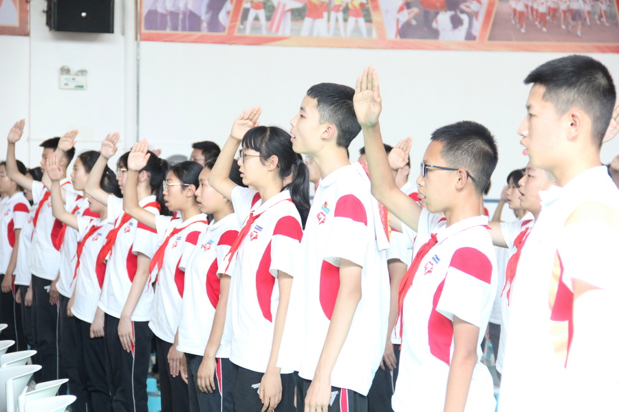 图2 锦城学生全景唱国歌照片_调整大小.jpg