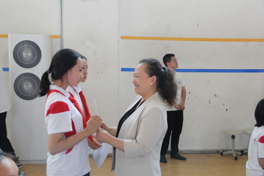 图41-2 优秀选修课优秀学生颁奖图(谢晴)_调整大小.jpg