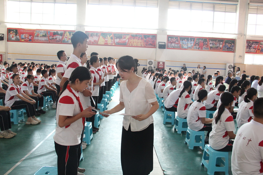 图41-1 优秀选修课优秀学生颁奖图(李巍、谢晴_调整大小.jpg